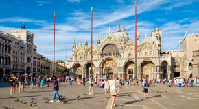 Touristischen Hotspots wie Venedig leiden seit Jahren - (Foto: ©Kamira/Shutterstock)