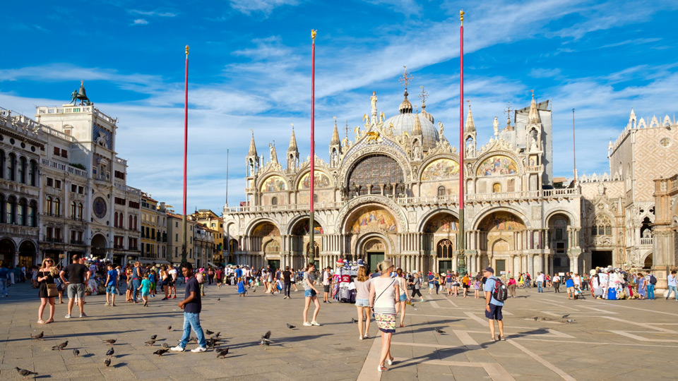 Touristischen Hotspots wie Venedig leiden seit Jahren - (Foto: ©Kamira/Shutterstock)