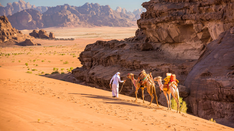 Wer mit dem Kamel über die sandigen Routen des Wadi Rum reist, bewegt sich auf den Spuren einstiger Karawanen - (Foto: © Tom Mackie / Lonely Planet)