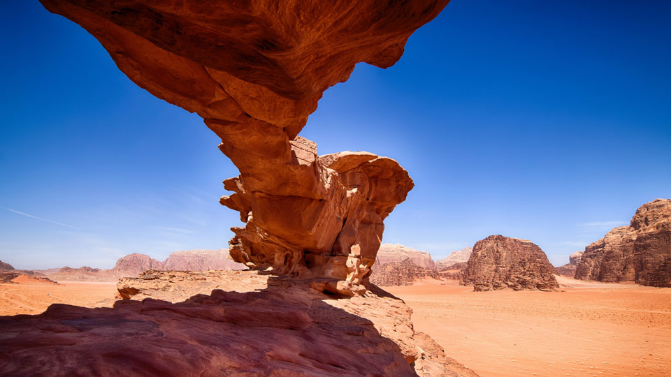 Die vom Wind geformten Felsformationen, beispielsweise in der Wüste Wadi Rum, sind geradezu magisch - (Foto: ©Matthias Kestel/Shutterstock)