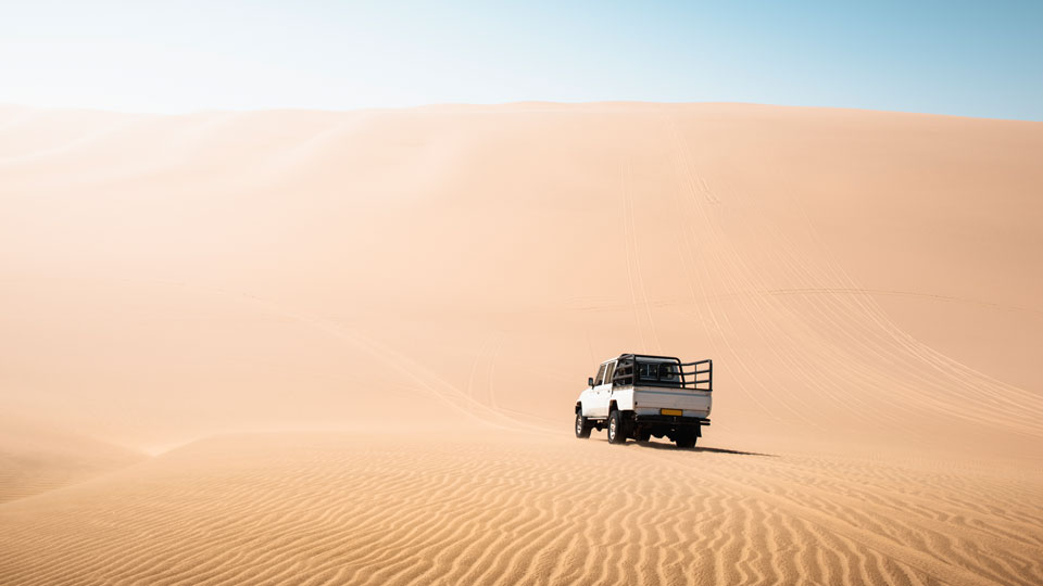 Zu Namibias Dünen lohnt sich ein früher Aufbruch, um das wechselnde Licht des Sonnenaufgangs auf dem Sand zu genießen – (Foto: © Marco Bottigelli / Getty Images)