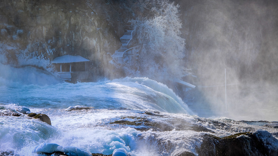 Imposantes Schauspiel: Der Rheinfall in Schaffhausen nahe des Bodensees - (Foto: ©fotogaby/istock.com)