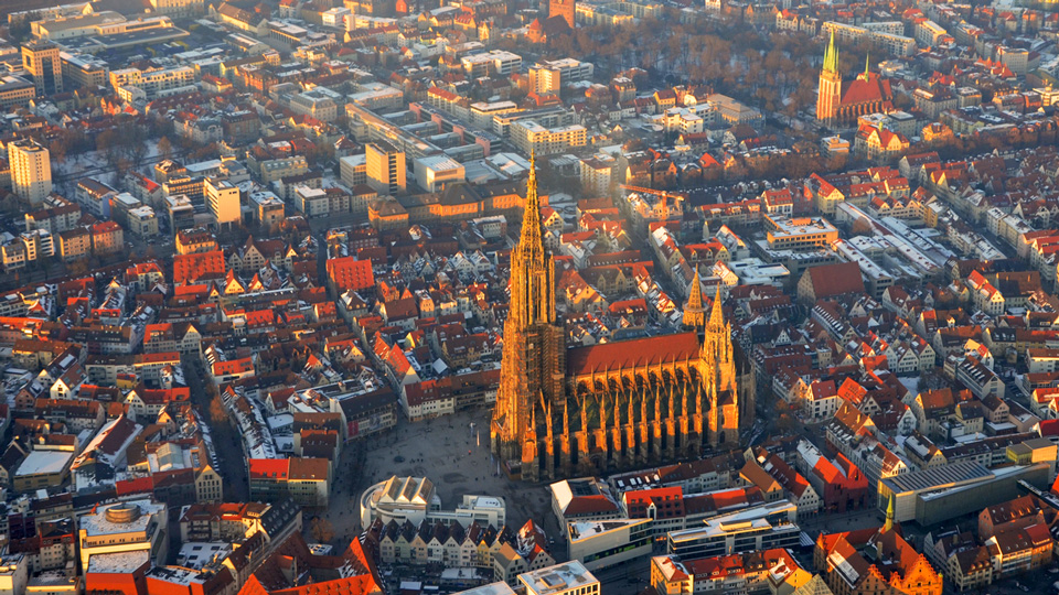 Das Ulmer Münster während der Winterzeit - (Foto: ©YatoKenshin/istock.com) 