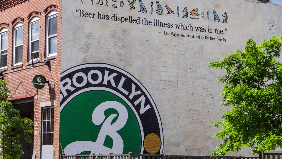 An der Hauswand prangt das Logo: Williamsburg´s Brooklyn Brewery - (Foto: ©Jose Otero/500px)