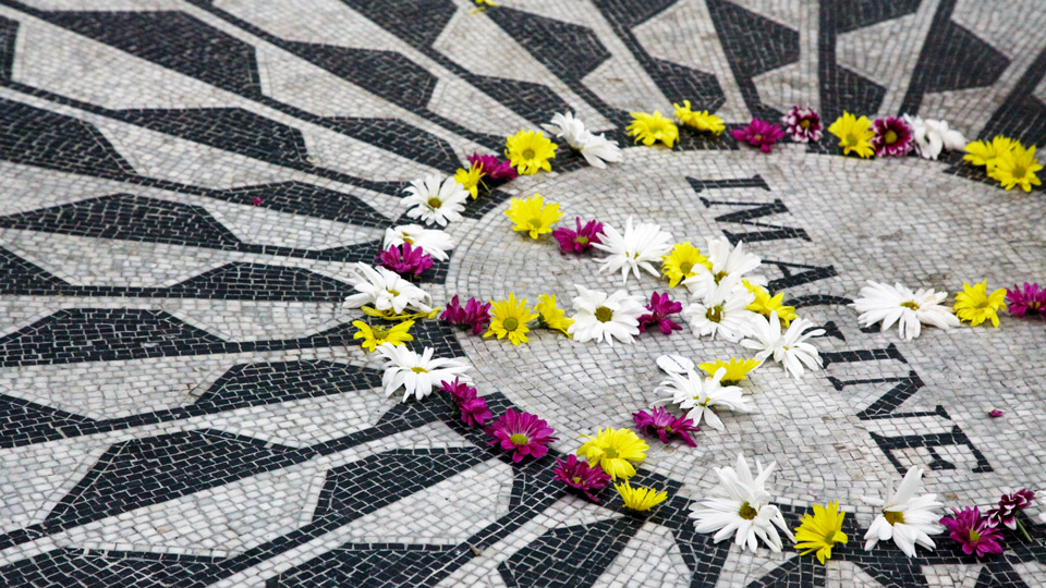 "Imagine" - John-Lennon-Denkmal in den Strawberry Fields im Central Park, New York - (Foto: ©Mikki Brammer/Lonely Planet)