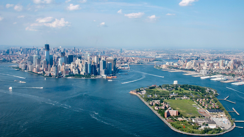 New York City mit Governors Island - (Foto: ©RenePi/istock.com)
