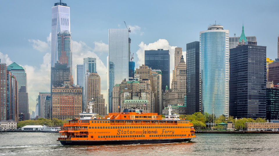 Staten Island Ferry im Hafen von New York City mit Manhattan Skyline - (Foto:  ©Drop of Light/Shutterstock)