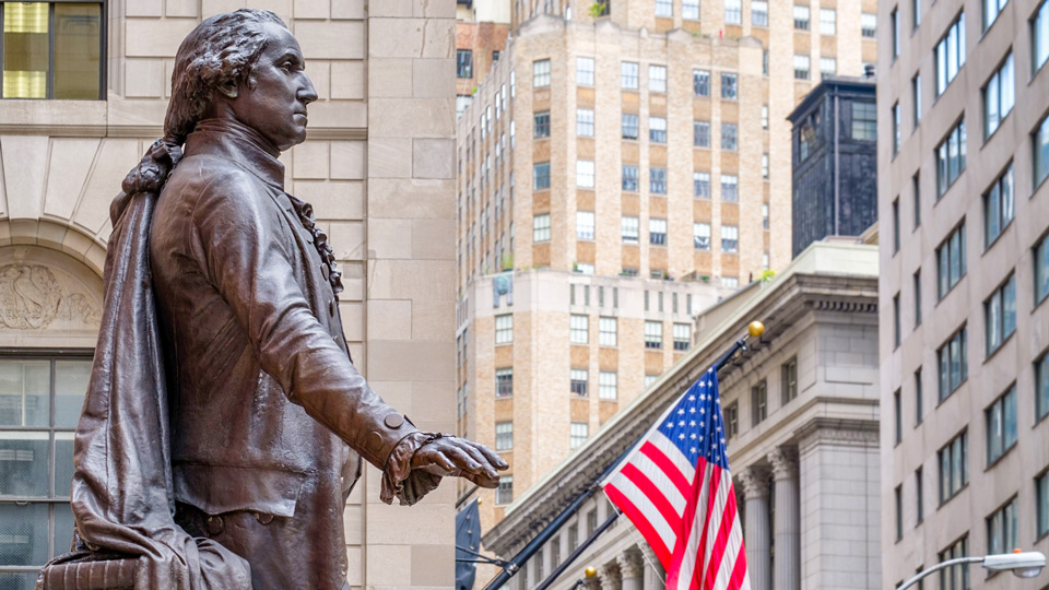 Statue George Washingtons vor dem Eingang der Federal Hall - (Foto: ©Kamira/Shutterstock)