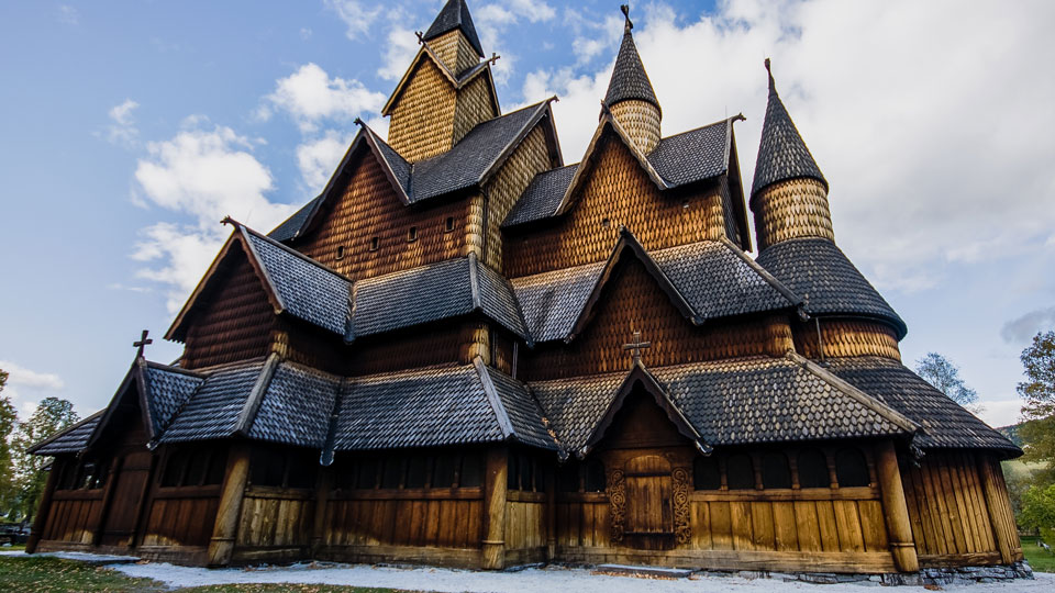 Die märchenhafte Stabkirche von Heddal hat vier geschnitzten Eingangsportale - (Foto: © Tom Helmersen / 500px)