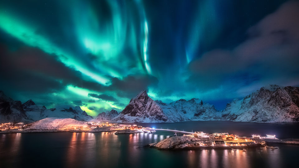 Mit etwas Glück sieht man tanzende Nordlichter am Himmel über den Lofoten - (Foto: © Nutexzles / Getty Images)