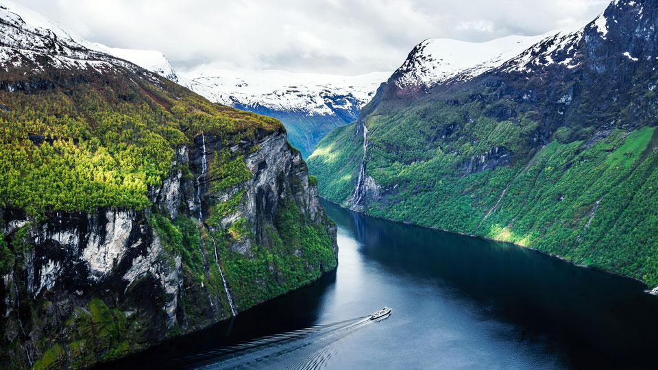 Auf einer Fähre durch den Geirangerfjord lässt sich die spektakuläre Landschaft genießen - (Foto: © Marco Wong / Getty Images)