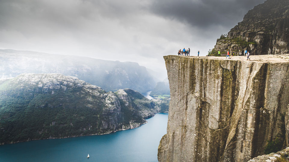 Der Preikestolen thront wie eine Kanzel hoch über dem Lysefjorden - (Foto: ©Tatiana Popova / Shutterstock)