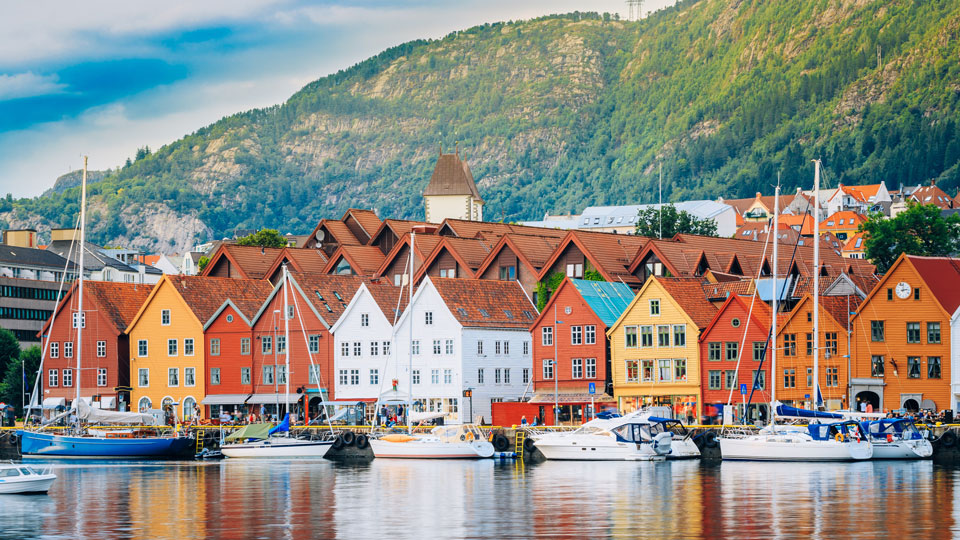 Das zauberhafte alte Hafenviertel Bryggen in Bergen ist aus gutem Grund zur UNESCO-Welterbestätte ernannt worden - (Foto: © Grisha Bruev/Shutterstock)
