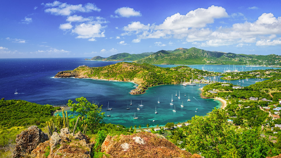 Es gibt keinen Mangel an fantastischen Ausblicken auf die Insel Antigua - (Foto: ©Sean Pavone/Shutterstock)