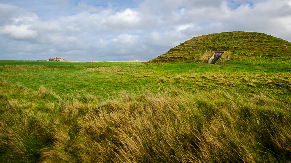 Von außen ist das Grab von Maes Howe unscheinbar, doch es ist älter als die Pyramiden - (Foto: Stephan Goldmann)