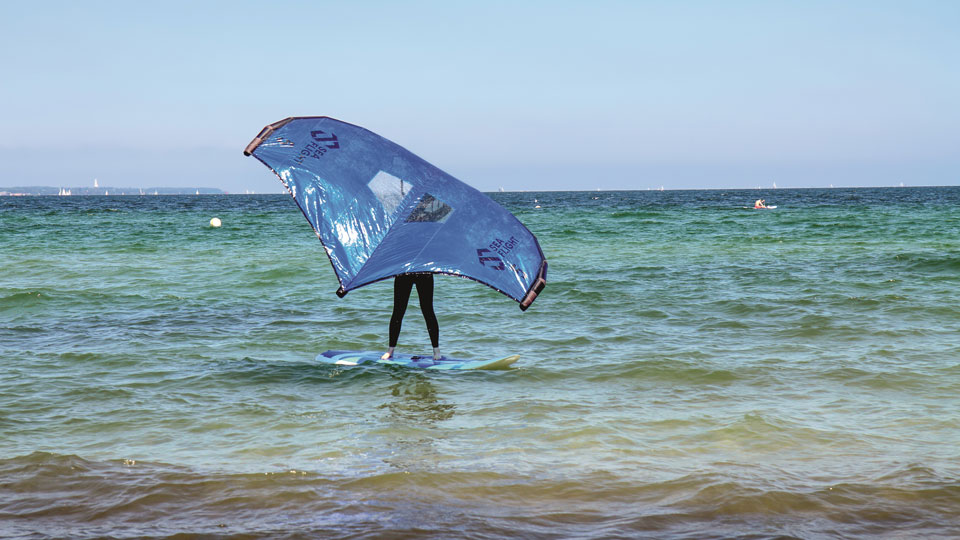 Mit eigenen Schwingen übers Wasser gleiten - Wingsurfen ist gar nicht so schwer zu erlernen - (Foto: Aileen Tiedemann)