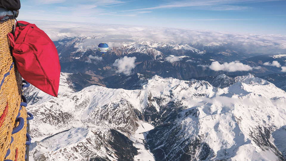 Atemberaubende Aussicht aus der Heißluftballonkorb über die verschneiten Alpengipfel - (Foto: © Nadine Ormo)