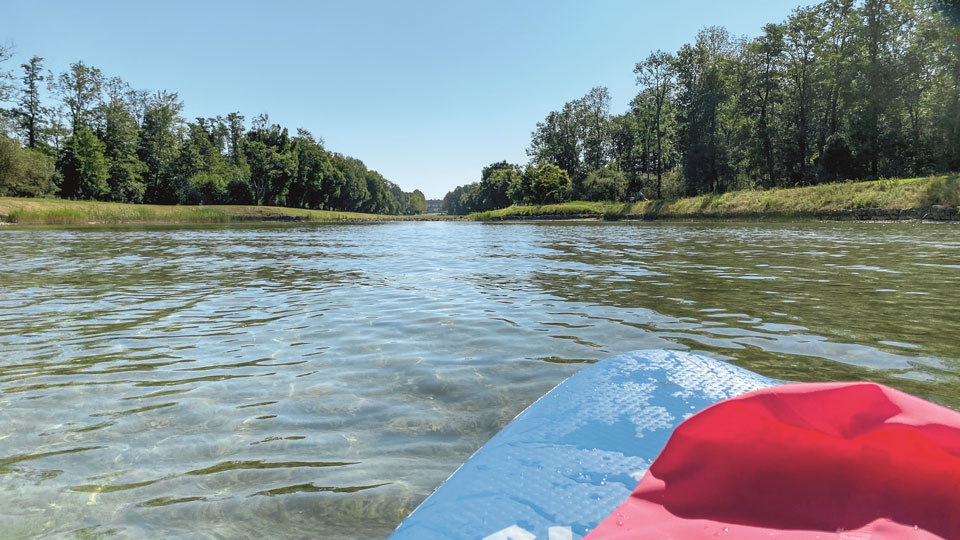 Bootswellen können tückisch sein beim SUPen, aber die herrliche Aussicht und das Gefühl von Freiheit entschädigen für alles - (Foto: Alexandra Lattek)