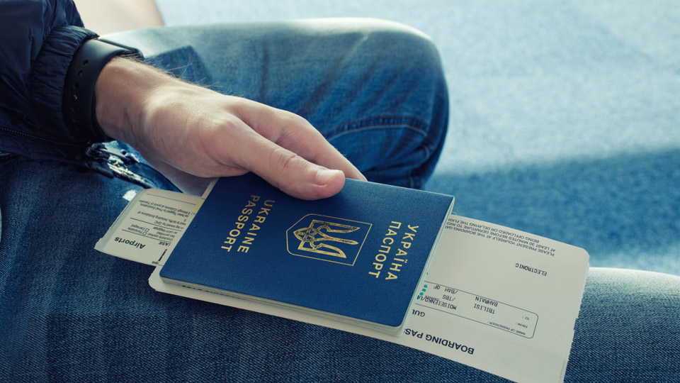 Der Reisepass ist das erste, was eingepackt und das letzte, was vor Reiseanbruch noch einmal überprüft wird - (Foto: ©Lina Moiseienko/EyeEm/Getty Images)