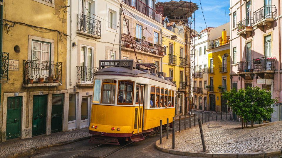 Wie in die Straßen hinein gemalt: die Tram der Linie 28 in Lissabon - (Foto: ©Jui-Chi Chan/Getty Images)