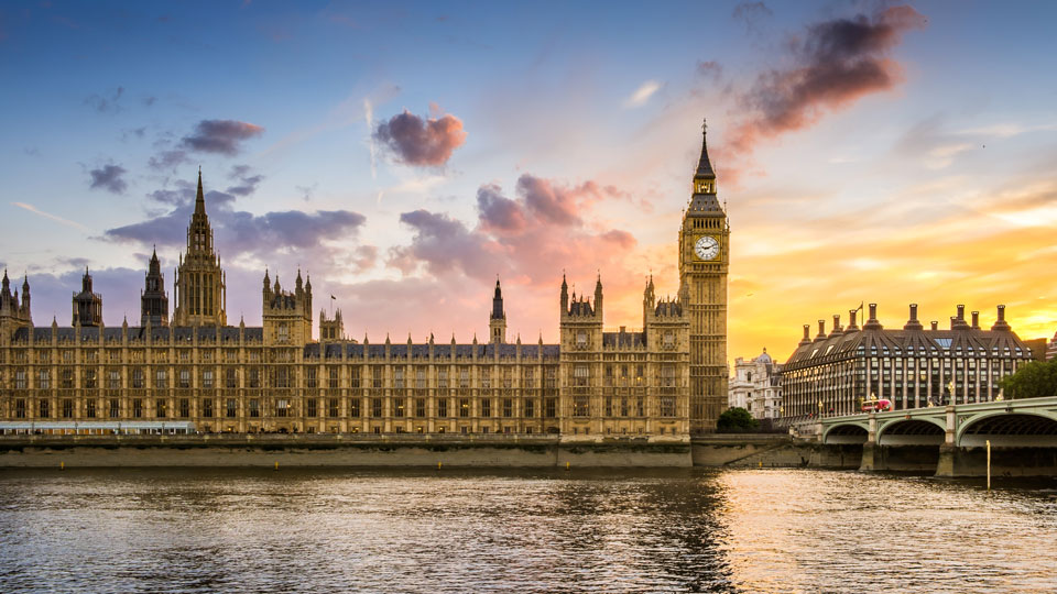 Nicht immer nur grau in grau: Abendstimmung über dem Big Ben - (Foto: © TangMan Fotografie / Getty Image)