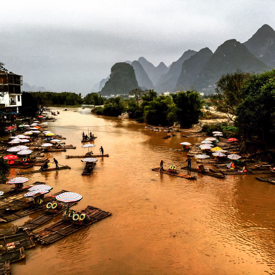 Die Holzflößer beenden ihre Arbeit auf dem Gelben Fluss im weichen Abendlicht - (Foto: © Daan Steeghs / EyeEm / Getty Images)