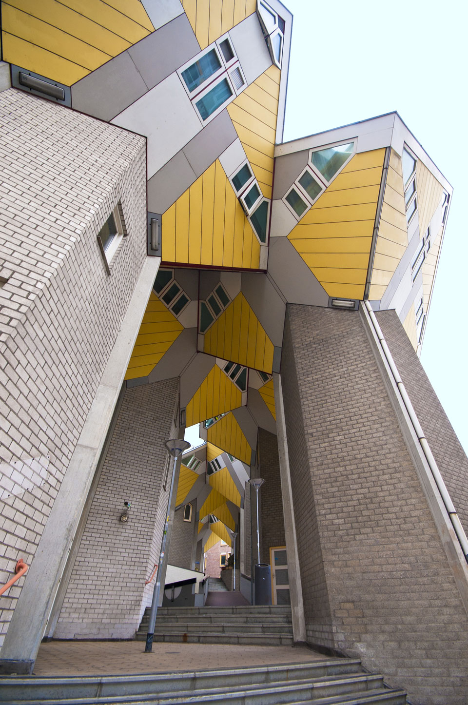 Die kubischen Häuser des Architekten Piet Blom basieren auf dem Konzept „Leben als städtisches Dach“ - (Foto: © Yuri Turkov / Shutterstock)