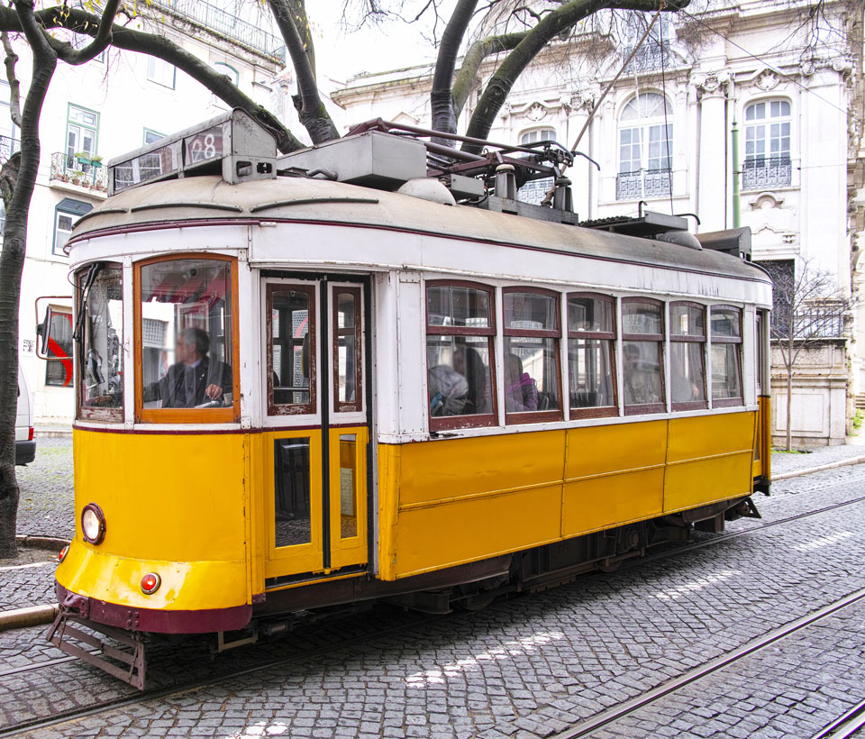Sie verzaubern jeden Besucher - die alten Straßenbahnen von Lissabon - (Foto: © LEONARDO VITI / Shutterstock)