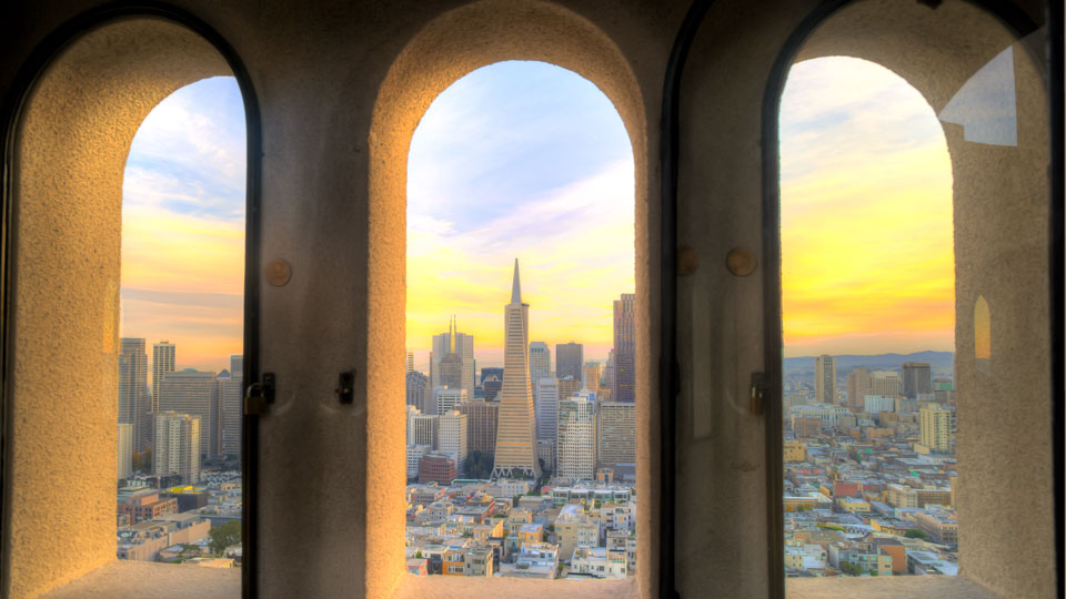 Die Skyline von San Francisco, von der Innenseite des Coit Tower während des Sonnenuntergangs aus gesehen - (Foto: ©Bjorn Bakstad / Shutterstock)