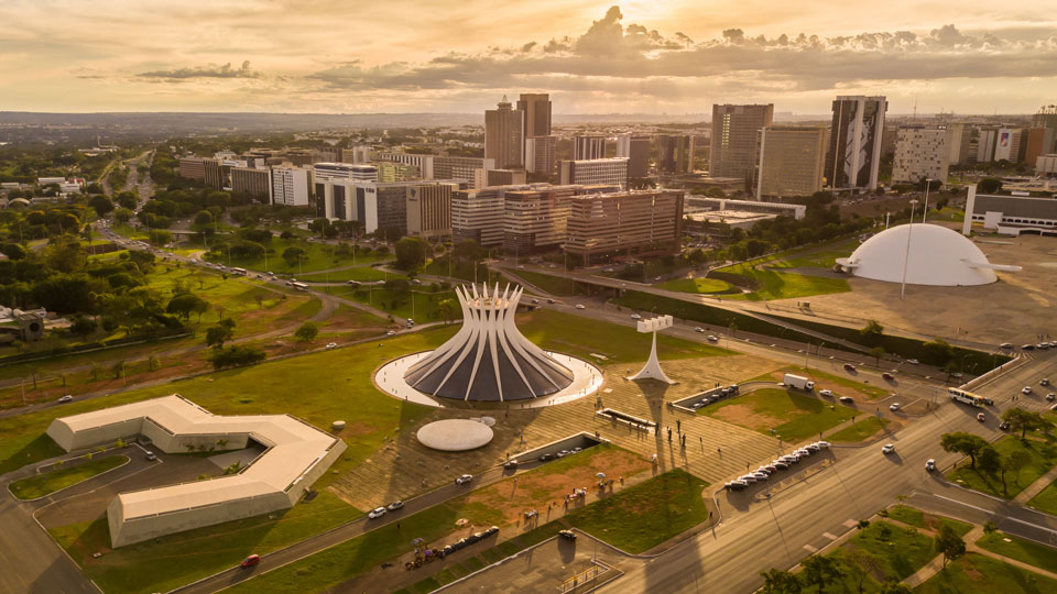 Bei Sonnenuntergang werden Kathedrale und Museumsgebäude in Brasilia in warme Farben getaucht - (Foto: ©061 Filmes/Shutterstock)