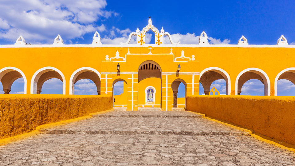 1549 wurde auf dem Fundament der vorspanischen Hauptpyramide in Izamal ein Franziskanerkloster errichtet - (Foto: ©emperorcosar/Shutterstock)