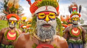 Stammesangehörige in traditioneller Kleidung beim Festival am Mt. Hagen in Papua-Neuguinea - (Foto: ©John Crux/Shutterstock)