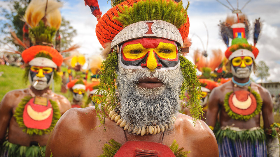Stammesangehörige in traditioneller Kleidung beim Festival am Mt. Hagen in Papua-Neuguinea - (Foto: ©John Crux/Shutterstock)