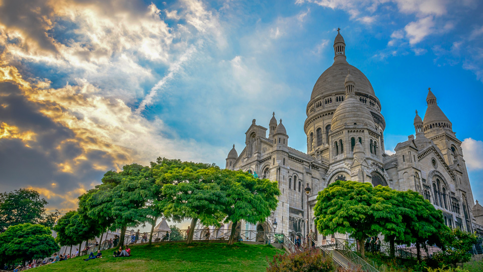 Der Besuch der Basilique du Sacré Coeur ist kostenlos, der Blick über die Stadt hingegen unbezahlbar - (Foto: ©BargotiPhotography/Getty Images)