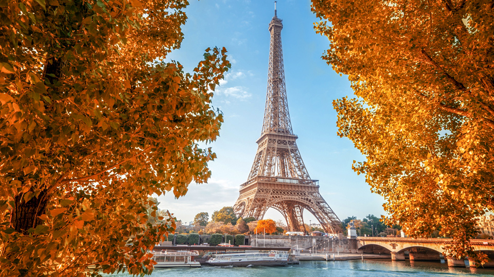 Das berühmteste Wahrzeichen von Paris strahlt aus der Ferne - (Foto: ©ESB Professional/Shutterstock)
