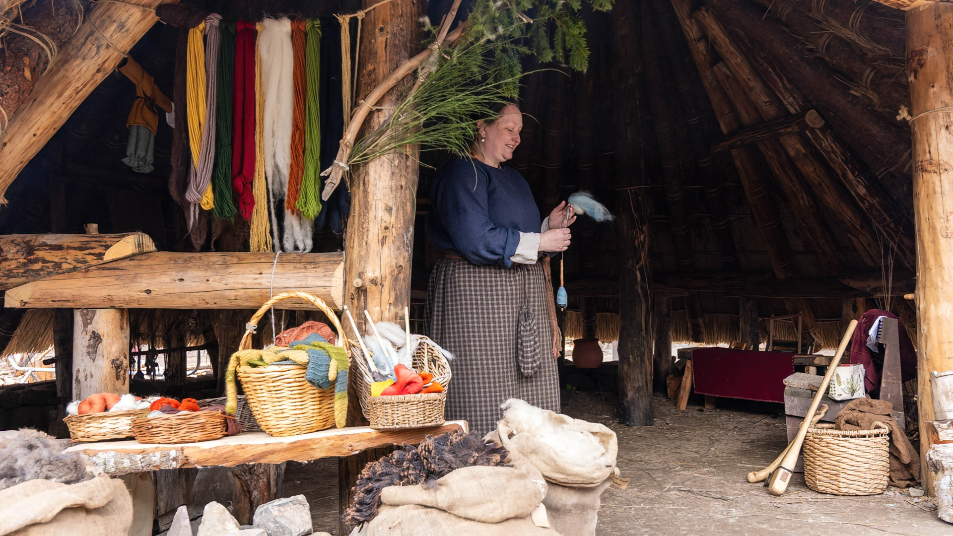 Im Scottish Crannog Centre zeigt eine Bewohnerin, wie in der Eisenzeit Kleidung gewebt wurde © Stephan Goldmann