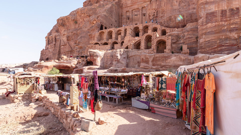 Unzählige Stände säumen die beliebten Fußwege von Petra. Wer sich Zeit nimmt, kann besser abwägen, welche Souvenirs nachhaltig sind und die lokalen Handwerker unterstützen - (Foto: ©George Pachantouris / Getty Images)