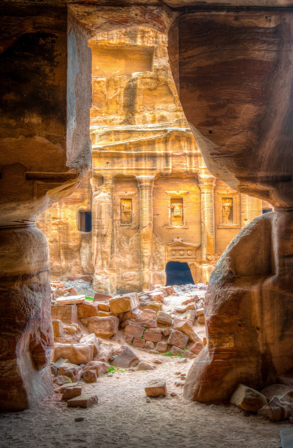 Vom Haupttal Petras aus auf der anderen Seite des Berges gesehen, befinden sich noch Hunderte von eindrucksvollen, aber wenig besuchten Gräbern und Tempeln - (Foto: ©trabantos / Getty Images)