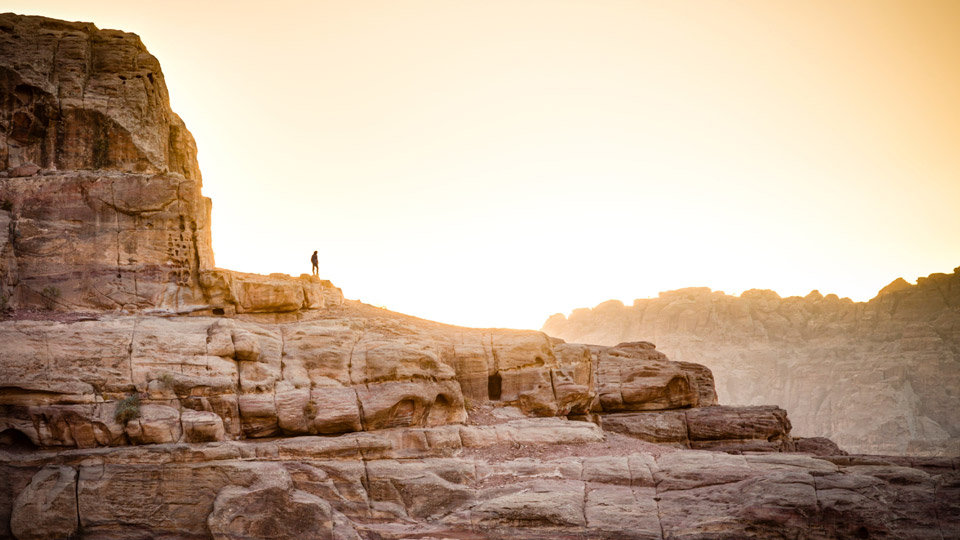 Die eindrucksvollen Treppen und Tempel von Petra bestehen aus Sandstein, einem Gestein, das leicht von Wind und Wasser, aber auch von Wanderschuhen zerstört werden kann - (Foto: ©alexeys / Getty Images)