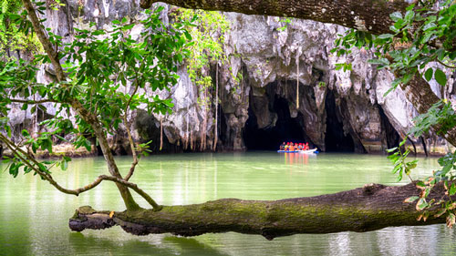 Einfahrt in den „Underground River“ im „Puerto Princesa Subterranean River National Park“ - (Foto: ©fazon1/istock.com)