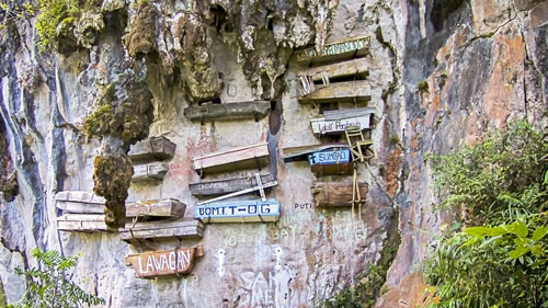 Särge der Igorot in den Begräbnishöhlen von Sagada - (Foto: @raphme/Shutterstock Royalty Free)