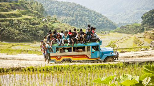 Jeepney-Kleinbusse sind das typische öffentliche Fortbewegungsmittel auf den Philippinen - (Foto: ©Antonio V. Oquias/Shutterstock Royalty Free)