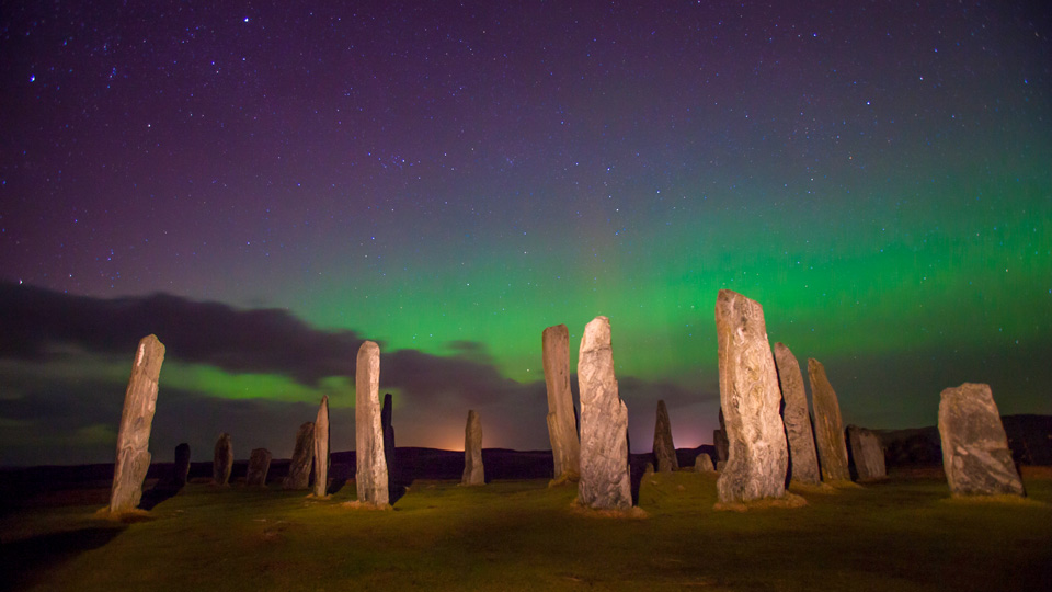 Aurora Borealis auf den Äußeren Hebriden Schottlands am Steinkreis von Calanais - (Foto: ©RichardALock/Getty Royalty Free)