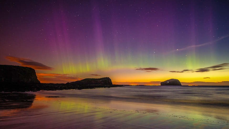 Beeindruckende Nordlichtschau an der Küste Irlands - (Foto: ©Cheeseong/istock.com)