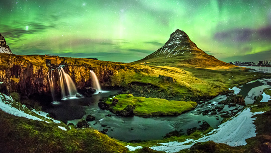 Aurora borealis am Mount Kirkjufell, Island - (Foto: ©SuppalakKlabdee/istock.com)