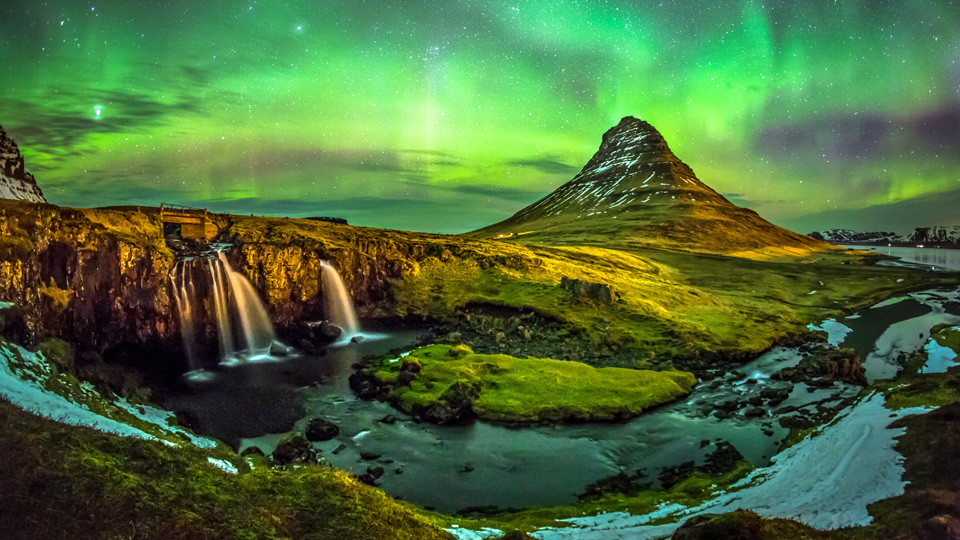 Aurora borealis am Mount Kirkjufell, Island - (Foto: ©SuppalakKlabdee/istock.com)