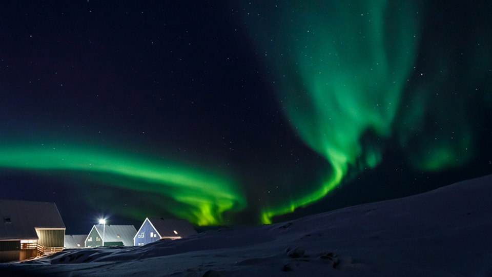 Grüne Nordlichtwellen in einem Vorort von Nuuk, Grönland - (Foto: @Vadim_Nefedov/istock.com)