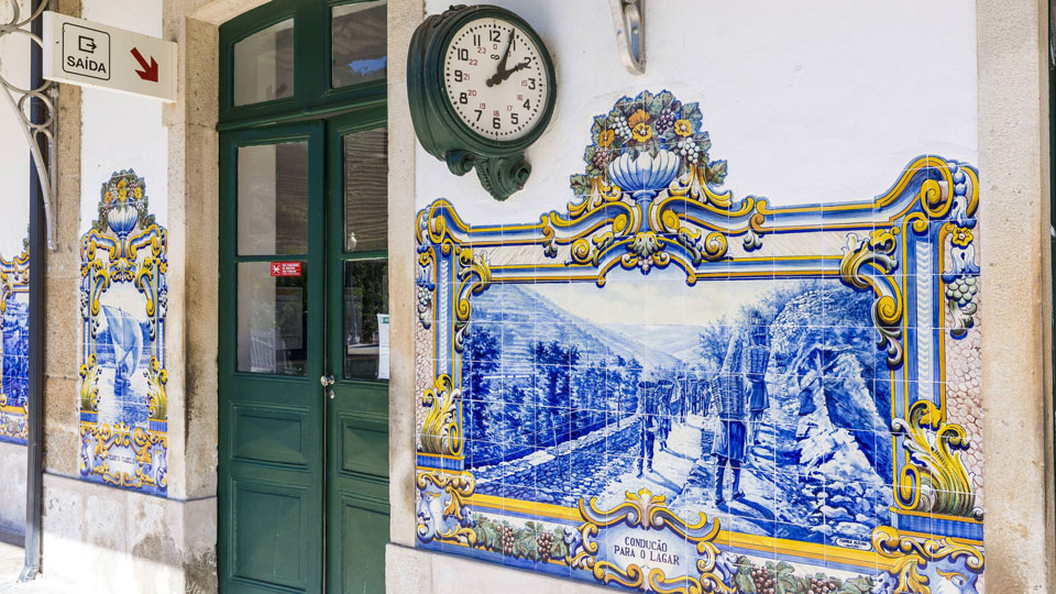 Den Bahnhof des Dorfes Pinhao im Oberen Douro-Tal zieren Azulejos, die die Weinlese darstellen - (Foto: ©Hemis / Alamy Stock Photo)