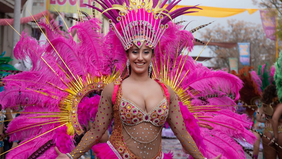Karneval in Portugal vereint lokale Traditionen mit brasilianisch inspirierten Samba-Paraden - (Fotos: © Mauro Rodrigues / Shutterstock)