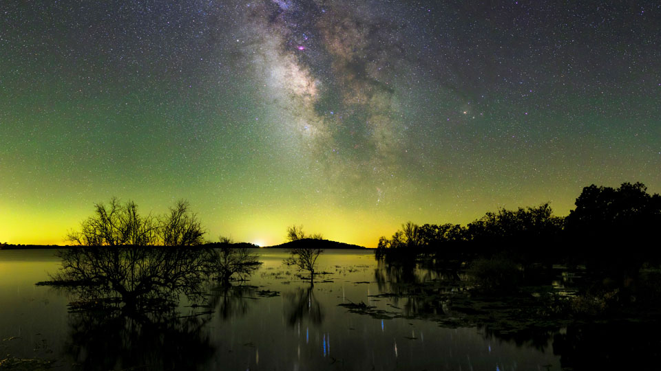 Der Große Alqueva-See bietet bei Einbruch der Dunkelheit einen atemberaubenden Blick auf die Milchstraße - (Foto: © miguelclaro / Getty Images)